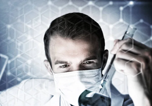 Retrato de cientista masculino concentrado que trabalha com reagentes em — Fotografia de Stock