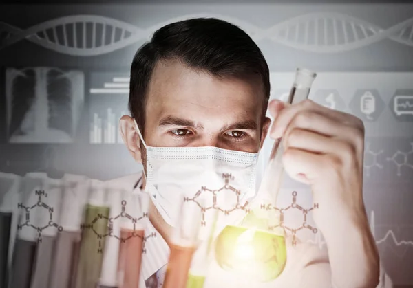 Retrato de cientista masculino concentrado que trabalha com reagentes em — Fotografia de Stock