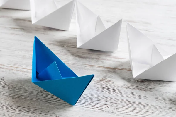 Conjunto de barcos de origami sobre mesa de madera — Foto de Stock