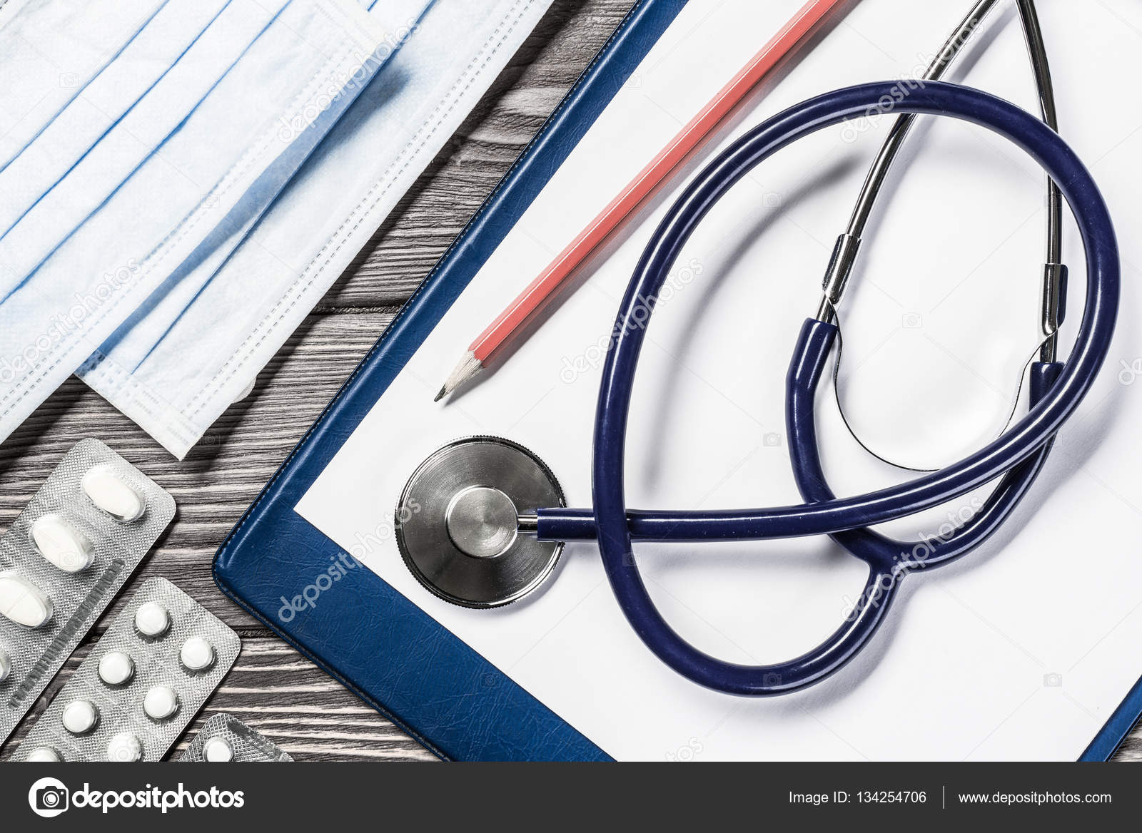 фонендоскоп на столе у врача. доктор с инструментами на столе. интернет вещей в медицине. фонендоскоп и лекарства на столе. Medicine things.