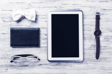 Erkek aksesuarları ve tablet 