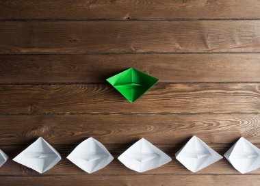 Tahta masadaki origami tekneleri. 