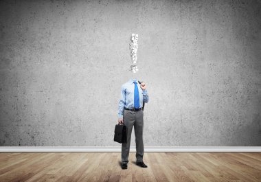 Boş beton odada meçhul iş adamı 