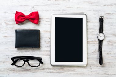 Erkek aksesuarları ve tablet 