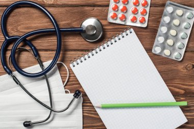 Ahşap masa üzerinde stetoskop