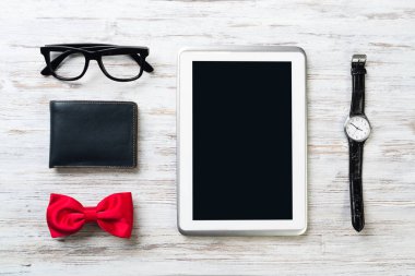 Erkek aksesuarları ve tablet 