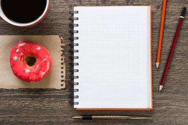 Açık not defteri ve Kupası 