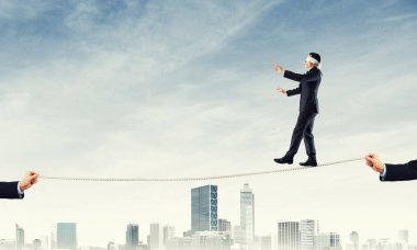 İşadamı blindfolder gözleri ile