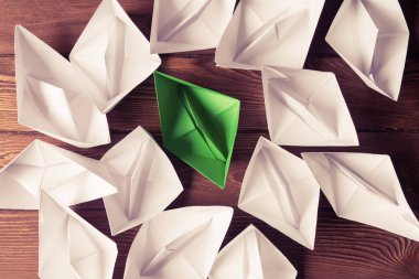 Tahta masadaki origami tekneleri. 