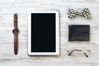 Erkek aksesuarları ve tablet 