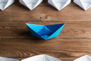 Tahta masadaki origami tekneleri. 