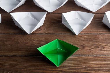 Tahta masadaki origami tekneleri. 
