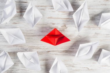 Tahta masadaki origami tekneleri. 
