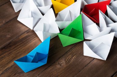 Tahta masadaki origami tekneleri. 