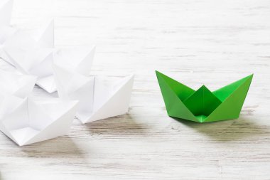 Tahta masadaki origami tekneleri. 