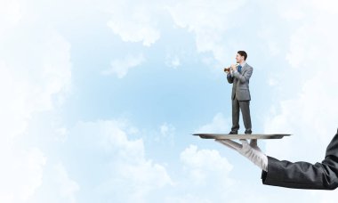 Garson tepsi adam sunulması 