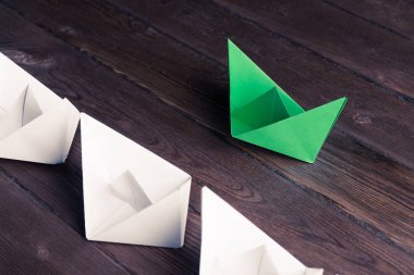 Tahta masadaki origami tekneleri. 