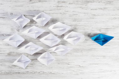 Tahta masadaki origami tekneleri. 