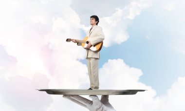 El garsona tepsi adam sunulması