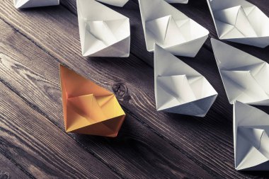 Tahta masadaki origami tekneleri. 