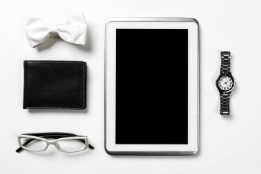 Erkek aksesuarları ve tablet 
