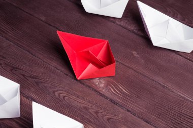 Tahta masadaki origami tekneleri. 