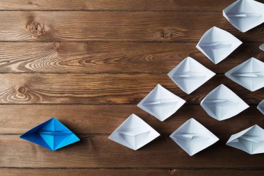 Tahta masadaki origami tekneleri. 