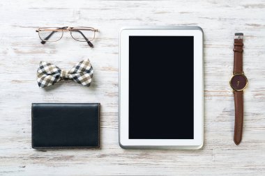 Erkek aksesuarları ve tablet 