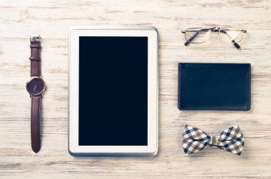 Erkek aksesuarları ve tablet 