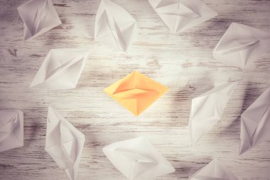 Tahta masadaki origami tekneleri. 