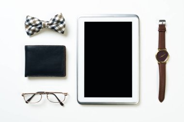 Erkek aksesuarları ve tablet 