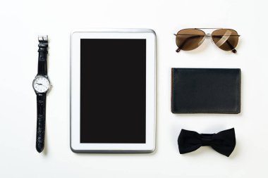 Erkek aksesuarları ve tablet 