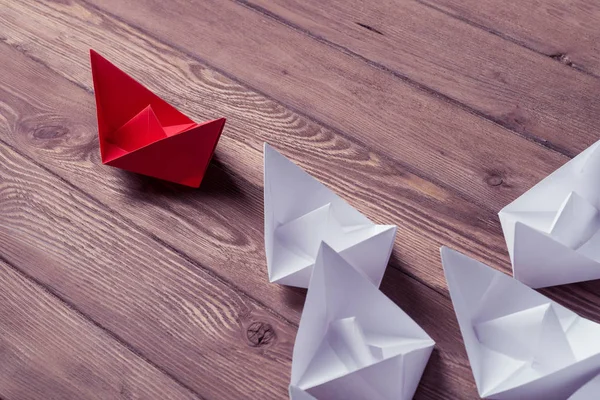 Σετ από σκάφη origami σε ξύλινο τραπέζι — Φωτογραφία Αρχείου