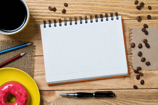 Açık not defteri ve Kupası 