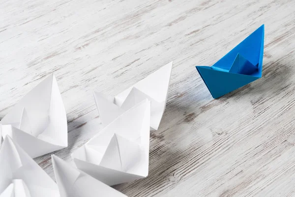 Zestaw łodzi origami na drewnianym stole — Zdjęcie stockowe