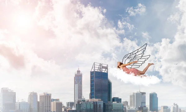 Mulher voando alto no céu azul — Fotografia de Stock