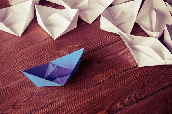 Set origami boten op houten tafel — Stockfoto