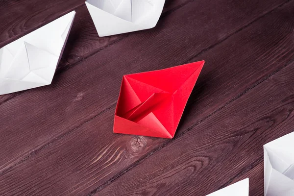 Tahta masadaki origami tekneleri. 