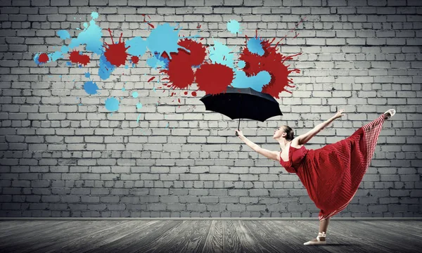 赤いドレスで情熱的な女性ダンサー — ストック写真