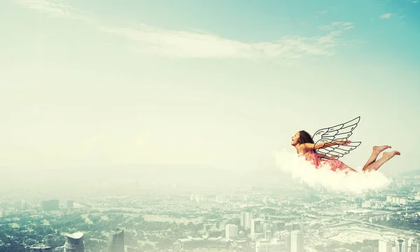 Femme volant haut dans le ciel bleu — Photo