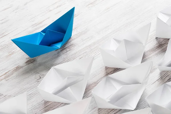 Zestaw łodzi origami na drewnianym stole — Zdjęcie stockowe