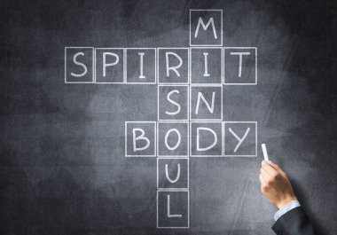 Seminer eğitmeni tahtaya resim çiziyor