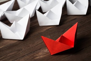Tahta masadaki origami tekneleri. 