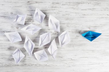Tahta masadaki origami tekneleri. 