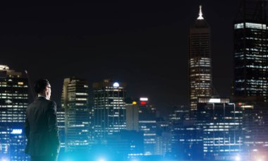 Gece parlayan city ile ilgilenen iş adamı
