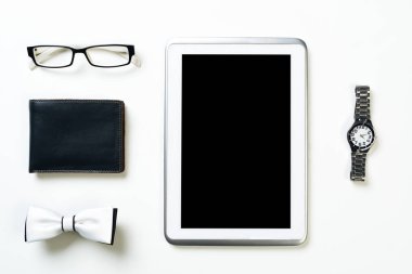 Erkek aksesuarları ve tablet 