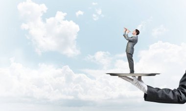 Garson tepsi adam sunulması 