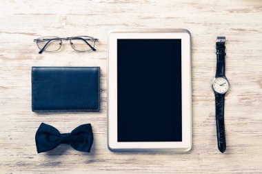 Erkek aksesuarları ve tablet 
