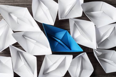 Tahta masadaki origami tekneleri. 