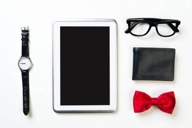 Erkek aksesuarları ve tablet 
